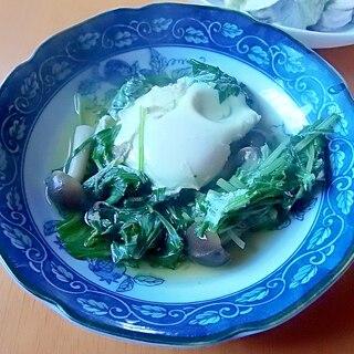 水菜とシメジと落とし卵の煮物